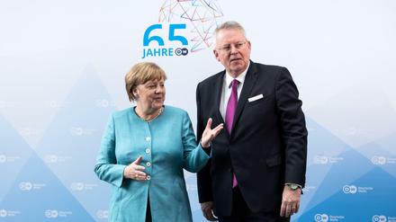 Bundeskanzlerin Angela Merkel (CDU) wird von Peter Limbourg, Intendant der Deutschen Welle, beim Festakt "65 Jahre Deutsche Welle" im Deutschen Bundestag begrüßt.