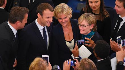 Posen und posieren. Nach der Trauerfeier für Helmut Kohl wird der französische Präsident Emmanuel Macron (Zweiter von links) zum Objekt der Foto- und Selfie-Begierde. 