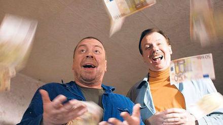 Der etwas andere Lottogewinn. Günther (Armin Rohde, links) und Wolfgang (Ludger Pistor) sind langzeitarbeitslos. Dann aber findet sich ein Koffer voll Geld. Foto: ARD