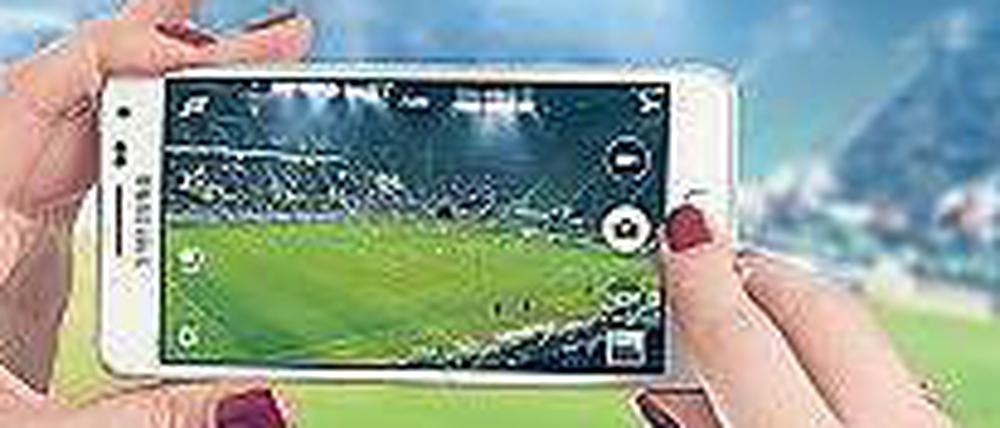Das wird teuer. Wer mit dem eigenen Smartphone und der Periscope-App Fußballspiele live aus dem Stadion zeigt, der läuft Gefahr, Übertragungsrechte zu verletzen.