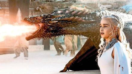 Die Schöne und das Biest: Drachen-Mutter Daenerys Targaryen (Emilia Clarke) gilt vielen als Hoffnungsträgerin im Kampf um den Eisernen Thron und gegen die unheimlichen Weißen Wanderer, die von jenseits der großen Mauer südwärts drängen. 