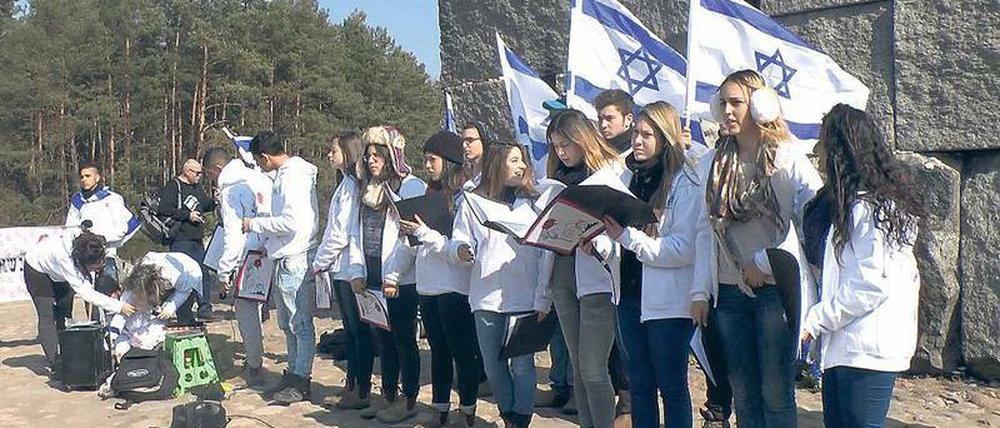 Jährlich machen sich 30 000 junge Israelis auf, um unter anderem die im heutigen Polen liegenden Arbeits- und Vernichtungslager der Nazis zu besuchen. Die dabei entstandenen Youtube-Videos sammelt das Projekt #Uploading_Holocaust. 