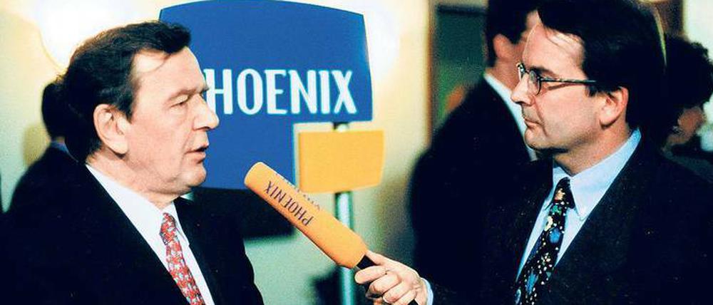 Kinderkrankheiten. Als Phoenix-Moderator Alfred Schier 1998 den damaligen Kanzlerkandidaten Gerhard Schröder (links) interviewte, war die Aufschrift auf dem Mikrofon nur richtig zu lesen, wenn der Gesprächspartner rechts stand. 