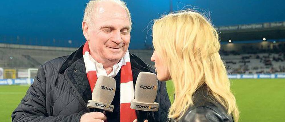 Eine News? Uli Hoeneß bei Sport 1. Journalisten fürchten, dass solche Bilder bald selten zu sehen sind, weil der Bayern-Präsident lieber mit dem Vereins-TV spricht.