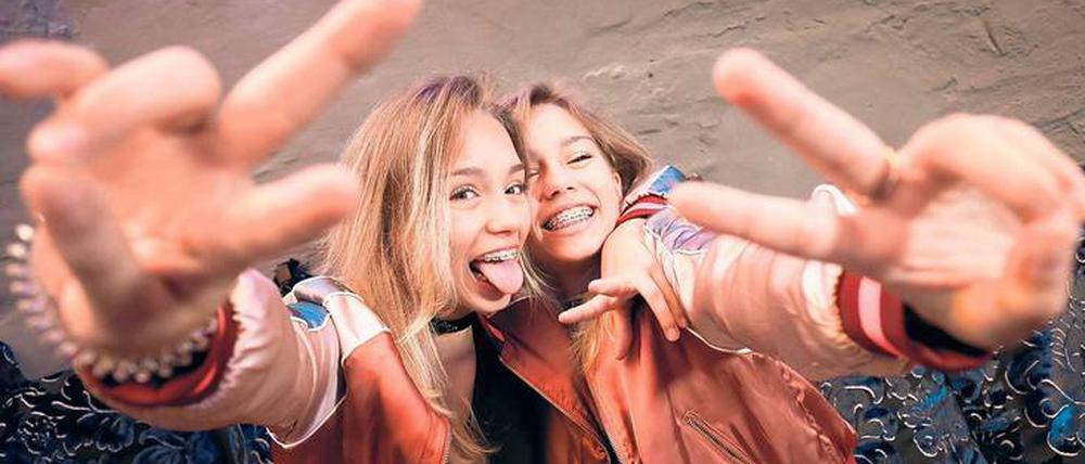 Lippenlesen. Die Zwillinge Lisa und Lena, 14, sind Deutschlands Instagram-Königinnen. Mit ihren Kurzvideos, in denen sie zu Popsongs selbst einstudierte Choreografien tanzen, haben die Stuttgarterinnen über zehn Millionen Fans bei Instagram. 