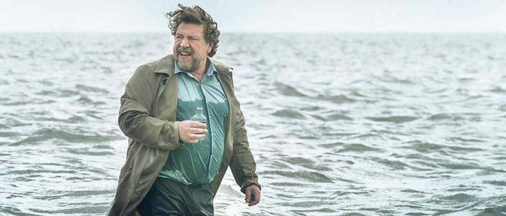 Nordsee ist Mordsee. Fredo Schulz (Armin Rohde) ertränkt seine Trauer um Frau und Sohn im Alkohol und wartet darauf, dass die Wellen über ihm zusammenschlagen. 