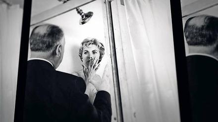 Gleich gibt’s Sirup. Regisseur Alfred Hitchcock bespricht die berühmte Duschszene aus „Psycho“ mit Schauspielerin Janet Leigh.