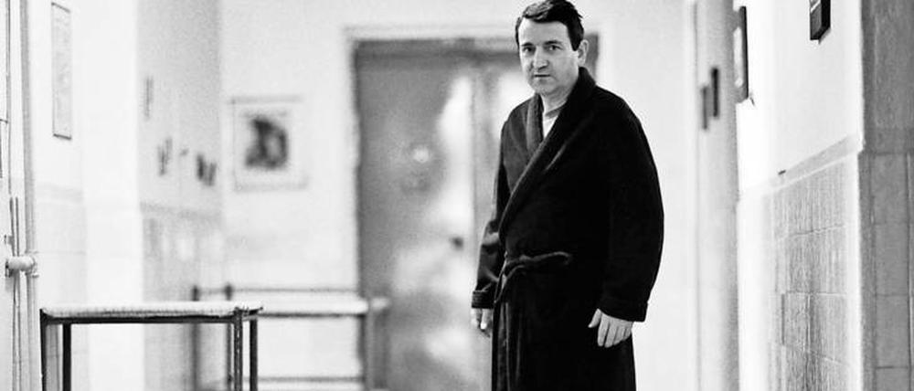 Am Ende: Wolfgang Schnur im März 1990 im Krankenhaus, wenige Tage nach Bekanntwerden seiner Stasi-Spitzeleien. Es ist das Aus für Schnurs steile Karriere.