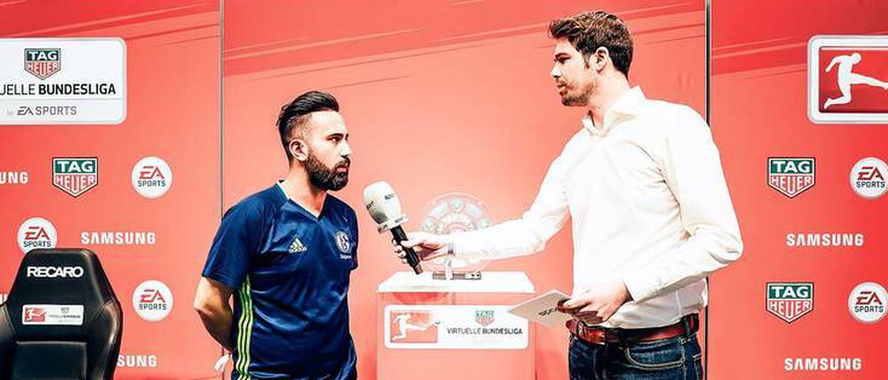 E-Sportler Cihan Yasarlar (links) wird nach seinem Sieg der „Tag Heuer Virtuelle Bundesliga 2017“ von Sport-1-Moderator Tobias Wahnschaffe interviewt. Yasarlar gehört dem E-Sport-Team von RB Leipzig an.