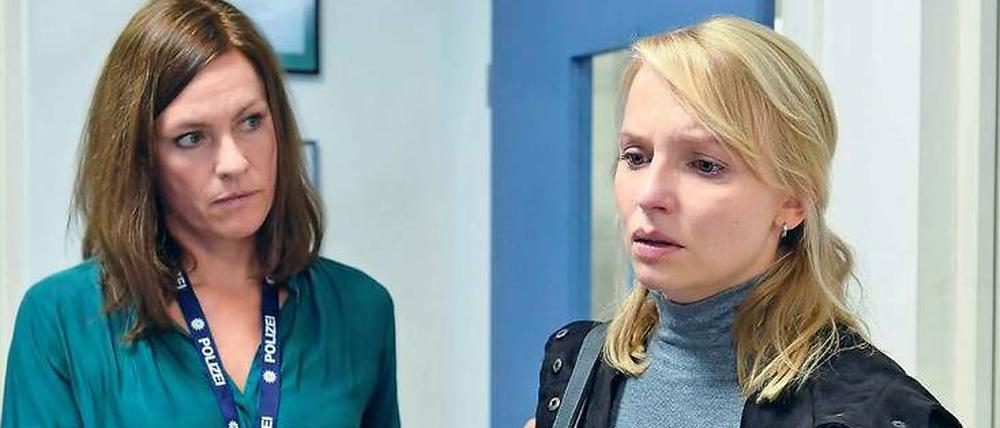 Kind vernachlässigt: Kommissarin Elke Welp (Nina Kronjäger, l.) befragt Katja Spilker (Anja Gräfenstein), die Mutter der vermissten Mia.