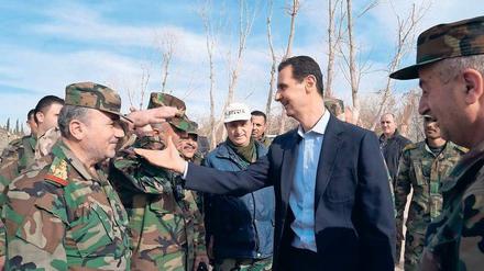 So wie auf diesem offiziellen Foto inmitten von Regierungstruppen will Syriens Machthaber Baschar al Assad gesehen werden. Die Folteropfer seines Regimes fürchten indes, in Vergessenheit zu geraten. 