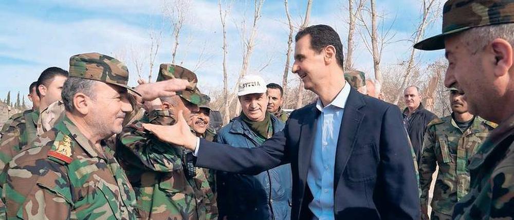 So wie auf diesem offiziellen Foto inmitten von Regierungstruppen will Syriens Machthaber Baschar al Assad gesehen werden. Die Folteropfer seines Regimes fürchten indes, in Vergessenheit zu geraten. 