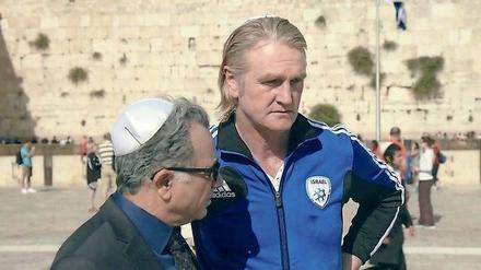 Showdown im Stadion.  Der israelische Verbandsfunktionär Ozon (Moshe Ivgy, links) gibt dem deutschen Coach (Detlev Buck) einen Crashkurs in israelischer Geschichte an der Klagemauer in Jerusalem. Und dann muss ja auch noch die heikle Frage beantwortet werden, wer das Fußballspiel gegen die Palästinenser leiten soll. 