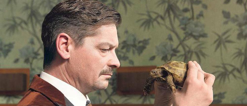 Sein oder Nichtsein. Ausgerechnet die Schildkröte soll Anwalt Falk (Fritz Karl) beraten. Was sie aber nicht tut. Sie wird ihre Gründe haben.