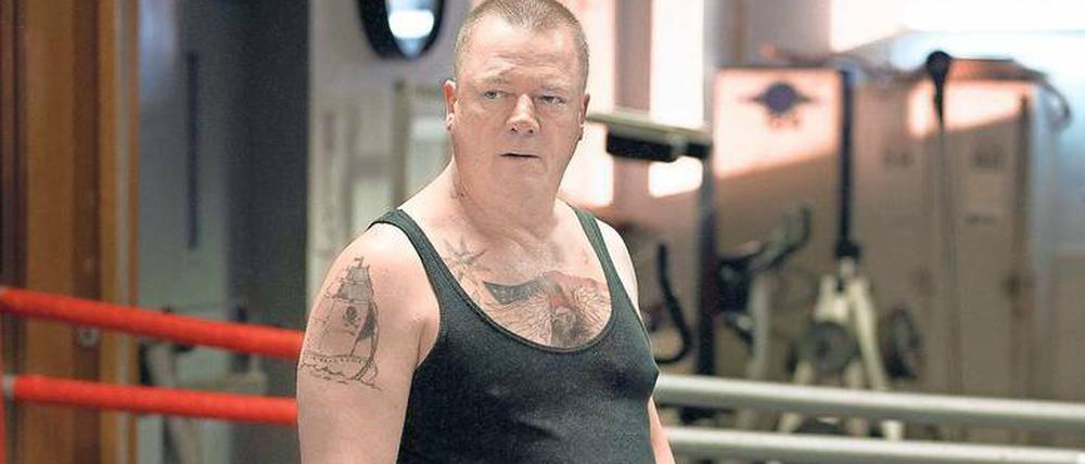 Früher mal der „Stolz von Leipzig“, ist Herbert (Peter Kurth) jetzt Türsteher, Geldeintreiber und Trainer. Und der Muskelschwund arbeitet in ihm.