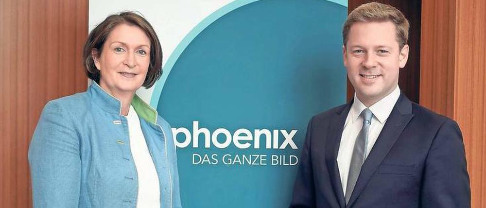 Linse in Türkis. Die Phoenix-Programmgeschäftsführer Michaela Kolster und Helge Fuhst vor dem neuen Logo.