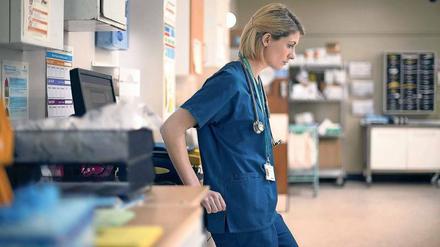 Der neue Job als Ärztin in der Notaufnahme hat einen gewaltigen Haken: Ally Sutton (Jodie Whittaker) heißt eigentlich Cath Hardacre und ist Krankenschwester. 