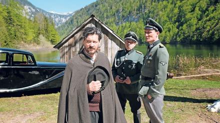 Zunächst alles andere als heldenhaft: Sepp Rottenbacher (Fritz Karl, links) scheint sich mit Nazis wie Kaltenbrunner (Oliver Masucci, rechts) und Schädler (George Lenz) arrangiert zu haben. 