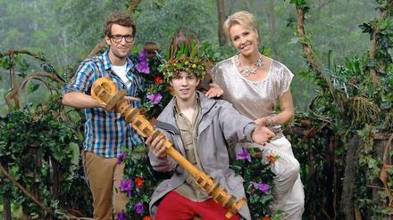 Dschungelkönig Joey Heindle (m.) mit dem Moderatorengespann Sonja Zietlow und Daniel Hartwich.