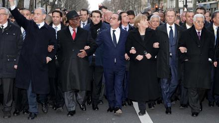 In den Fernsehbildern auch der "Tagesschau" sah es so aus, als ob die Politiker den Trauermarsch für die Opfer des Anschlages auf "Charlie Hebdo" angeführt hätten. Tatsächlich liefen Politik und Bevölkerung getrennt. 