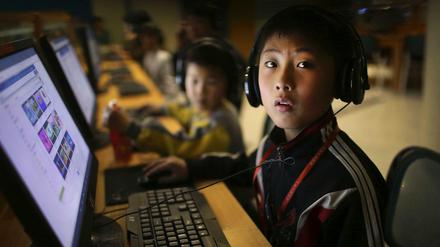 Alles unter Zensur. Kinder sitzen im Palast der Wissenschaft in Pjöngjang (Nordkorea) vor Computern.