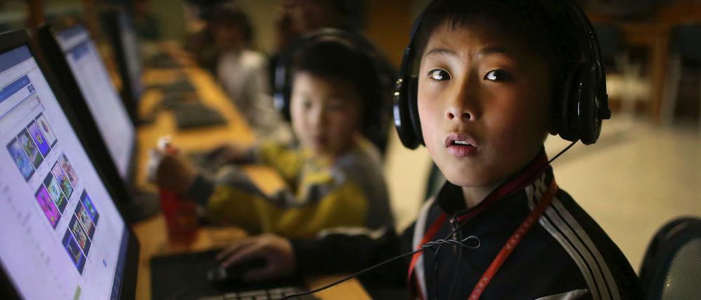 Alles unter Zensur. Kinder sitzen im Palast der Wissenschaft in Pjöngjang (Nordkorea) vor Computern.