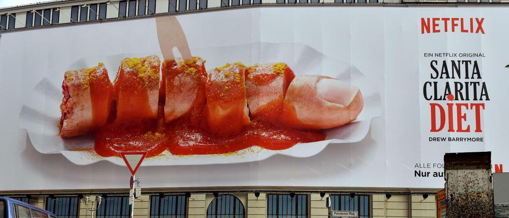 Auch ein Werbe-Aufreger des vergangenen Jahres: Ein zerstückelter Finger in Form einer Curry-Wurst auf dem Werbeplakat des US-amerikanischen Unternehmens Netflix am Potsdamer Platz.