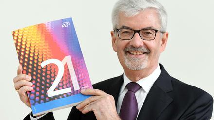 Den Milliarden auf der Spur. Heinz Fischer-Heidlberger, Vorsitzender der Prüfkommission KEF, präsentiert den aktuellen Bericht zum Finanzgebaren von ARD, ZDF und Deutschlandradio.