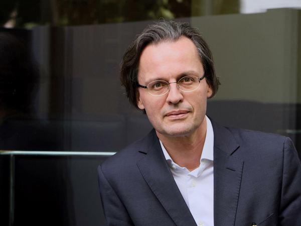 Bernhard Pörksen ist Professor für Medienwissenschaft an der Universität Tübingen. Demnächst erscheint sein neues Buch „Digital Fever. Taming the Big Business of Disinformation“ (Palgrave Macmillan).