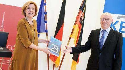 Malu Dreyer ( SPD ), Ministerpräsidentin von Rheinland-Pfalz, bekommt den 23. KEF-Bericht vom Kommissionsvorsitzenden Martin Detzel überreicht.