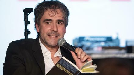 Der Journalist Deniz Yücel liest während der Veranstaltung "Auf die Freiheit" im Festsaal Kreuzberg aus dem Buch "Wir sind ja nicht zum Spaß hier". Es war der erste öffentliche Auftritt nach seiner Haftentlassung. 