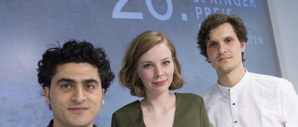 Die Journalisten Tarek Khello (l-r), Lena Niethammer und Hannes Vollmuth sind die Preisträger beim Axel-Springer-Preis am 03.05.2017 in Berlin.