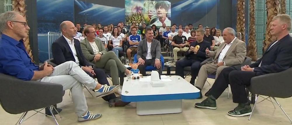 Beim WM-Doppelpass von Sport 1 diskutierten Reinhold Beckmann, Olaf Schröder, Florian König, Moderator Thomas Helmer, Oliver Pocher, Harald Stenger und Stefan Effenberg. 