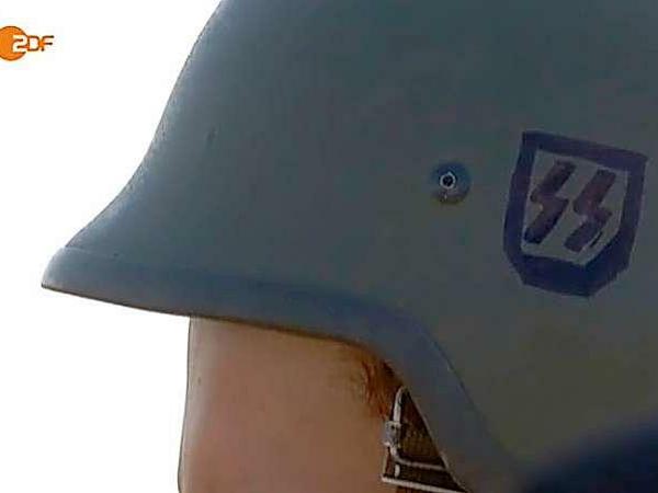 SS-Rune am Stahlhelm - das Bataillon Asow in der Ostukraine stellt Nazi-Symbole offen zur Schau. In den "heute"-Nachrichten des ZDF gibt es dazu keinen kritischen Kommentar.
