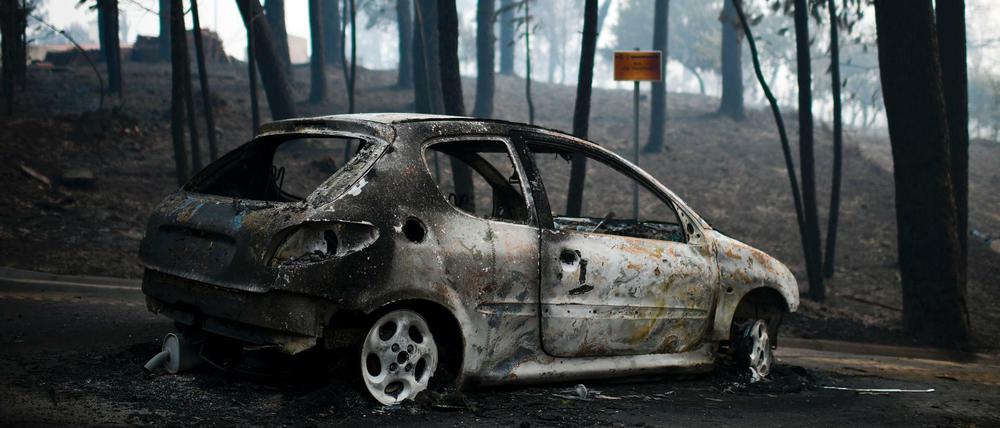 Ausgebranntes Auto in der Region Leiria im Zentrum Portugals.