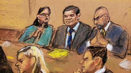 Der angeklagte mexikanische Drogenboss "El Chapo" sitzt vor Gericht zwischen seinen Anwälten.