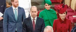 Prinz Harry (l-r), Prinz William, Meghan, Herzogin von Sussex, und Kate, damalige Herzogin von Cambridge, verlassen hinter dem damaligen Prinz Charles (vorne) Westminster Abbey nach dem Gottesdienst anlässlich des Commonwealth-Tages.