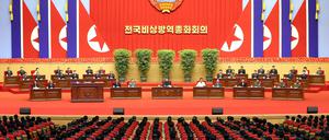 Kim Jong Un, Machthaber von Nordkorea, erklärt den Sieg über Covid-19 und eine Lockerung der Präventivmaßnahmen. 