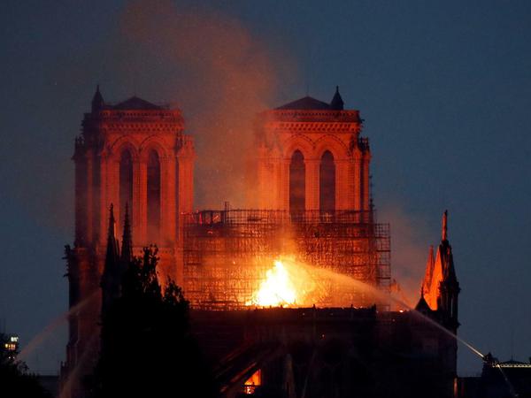 Flammen und Rauch steigen von einem der berühmtesten Wahrzeichen der Welt, der Pariser Kathedrale Notre-Dame.