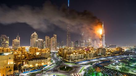 Das Address Hotel in der Innenstadt von Dubai brennt. Links daneben in der Bildmitte der Burj Khalif, das größte Hochhaus der Welt.