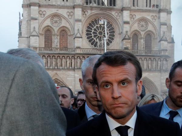Präsident Emmanuel Macron am Unglücksort.