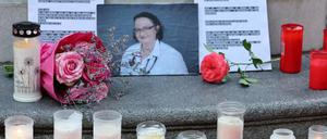 Kerzen und Blumen in Gedenken an die Ärztin Lisa-Maria Kellermayr in Linz.