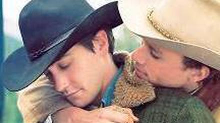 Schwul im Film, aber nicht im realen Leben: Jake Gyllenhaal und Heath Ledger in „Brokeback Mountain“. In Hollywood werden immer mehr homosexuelle Rollen mit Hetero-Schauspielern besetzt.