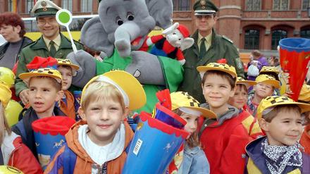 Wenn ein Kind nicht zur Party kommt, ermittelt in einem konkreten Fall die Polizei in England. Nicht, wie hier bei einer Party der Schulanfänger im Jahre 1998 vor dem Roten Rathaus in Berlin. 