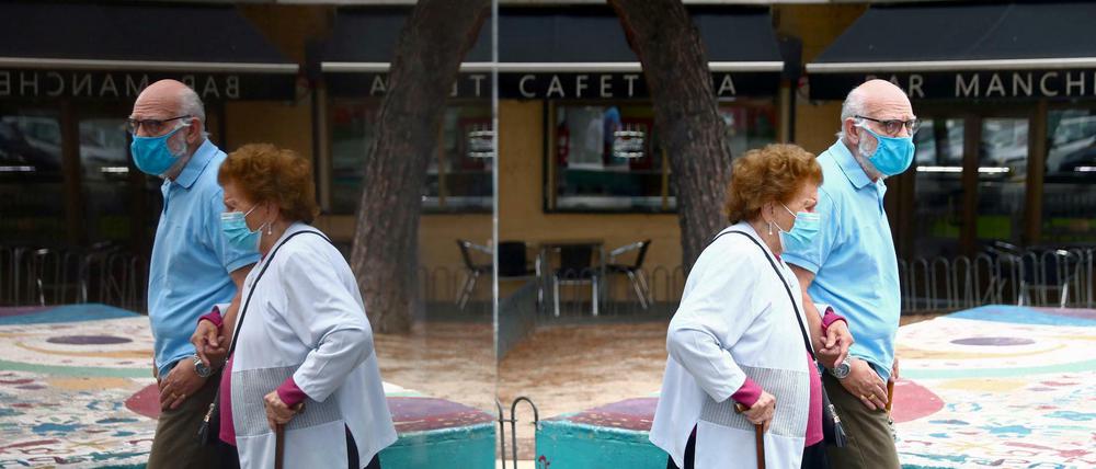 Zweite Corona-Welle in Spanien: Ein älteres Paar im Spiegelbild in Madrid