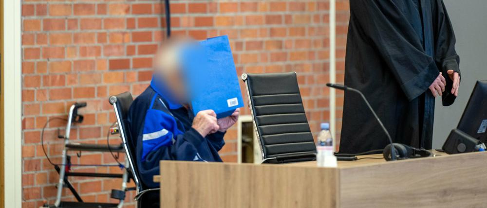 Der Angeklagte, ein mutmaßlicher früherer KZ-Wachmann (links), und sein Anwalt Stefan Waterkamp warten im Gerichtssaal im Januar auf den Beginn der Verhandlung (Archivbild).