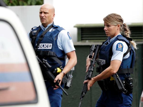 Polizisten sind außerhalb einer Moschee in Christchurch im Einsatz.