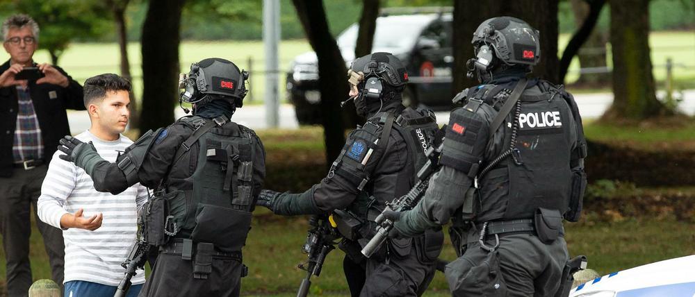 Mitglieder einer Spezialeinheit der Polizei drängen Schaulustige vor einer der betroffenen Moscheen in Christchurch zurück. 