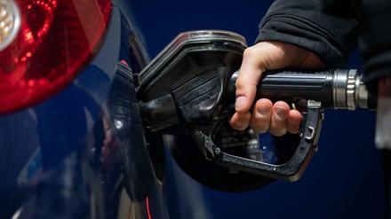 Ein Kunde einer freien Tankstelle füllt sein Auto mit Diesel-Kraftstoff.