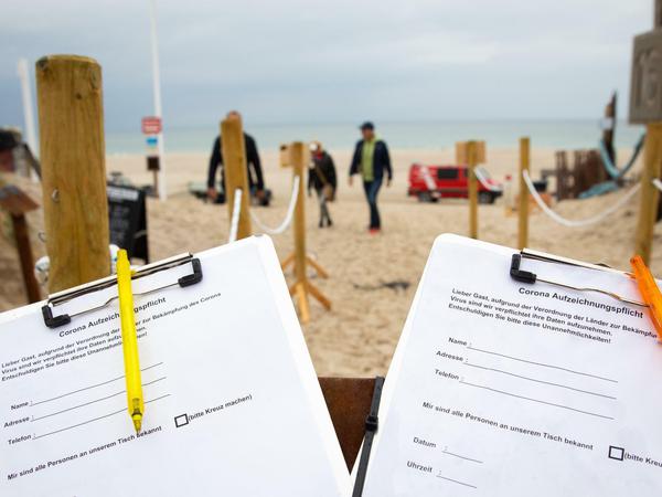 Fragebögen zur Selbstauskunft zur Corona-Aufzeichnungspflicht am Eingang zu einem Bistro am Strandabschnitt «Buhne 16» bei Kampen auf Sylt 